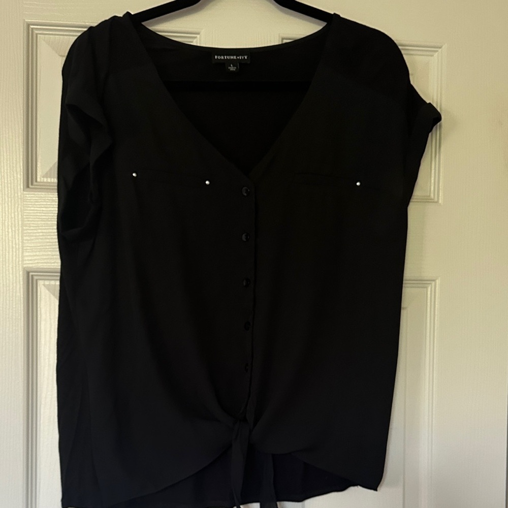 Fortune Ivy- short shelve top with front tie. V neck bottom down.